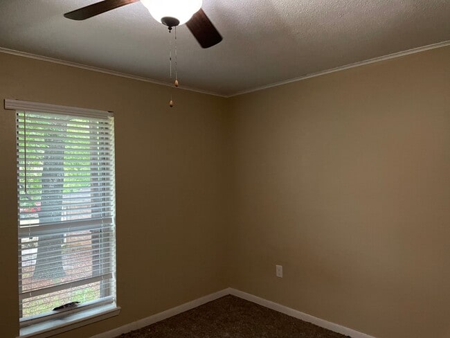 Building Photo - 3/2/2 plus bonus room WOISD