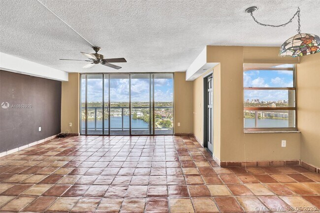 Foto del edificio - 1351 NE Miami Gardens Dr