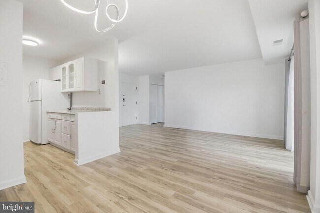 Building Photo - 5250 Valley Forge Dr