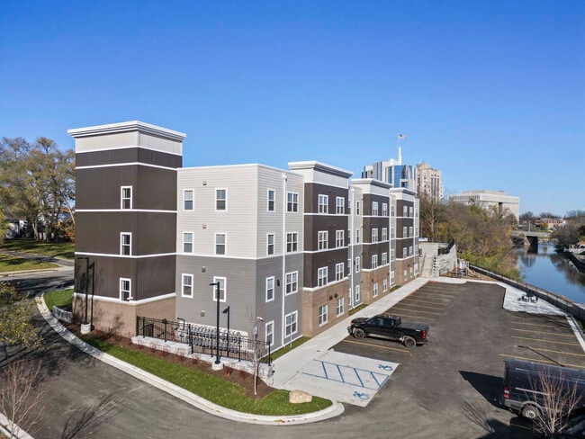 Building Photo - Edison Crossing