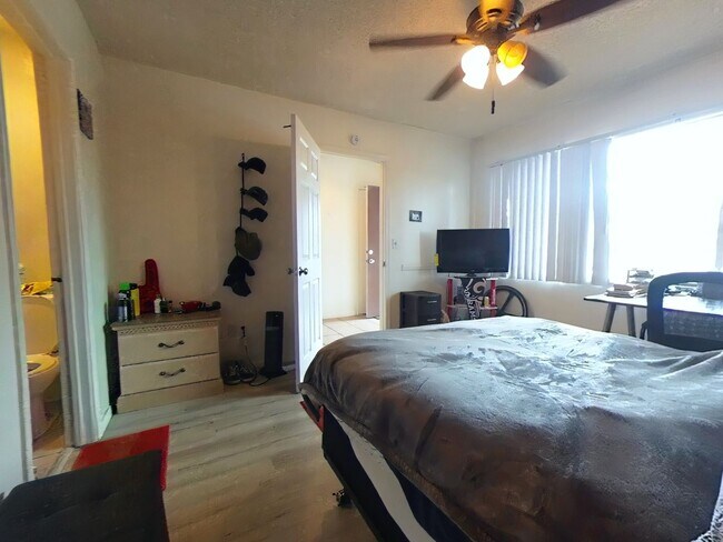 Foto del edificio - 5 bed 3 bath w/ POOL and Large rooms