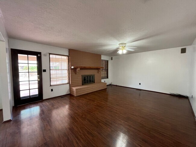 Foto del edificio - Spacious 3 Bedroom 2 Bathroom Home in the ...