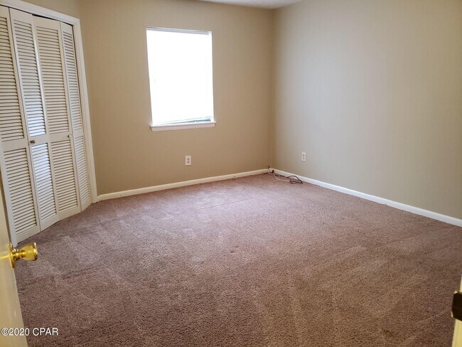 Foto del edificio - 5915 Pinetree Ave