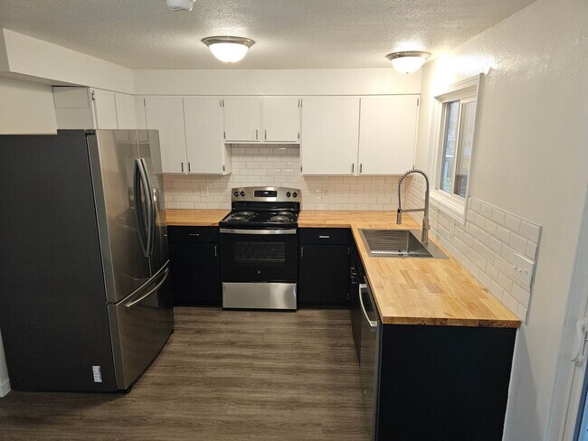 Building Photo - Beautiful Renovated 4 bedroom home For Ren...
