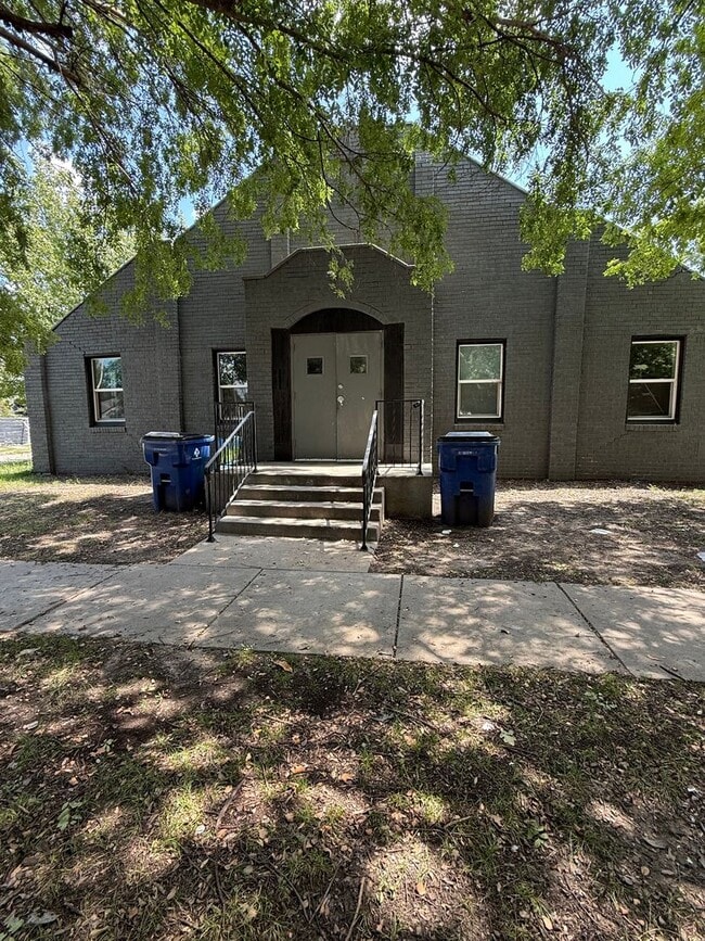 Building Photo - 1704 Santa Fe S
