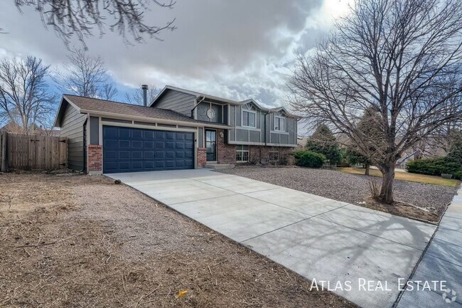 Building Photo - 2029 Whitehorn Dr N