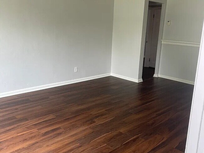 Foto del edificio - A pretty Ranch set on a quiet street near the heart of the action in Mayfield Heights.