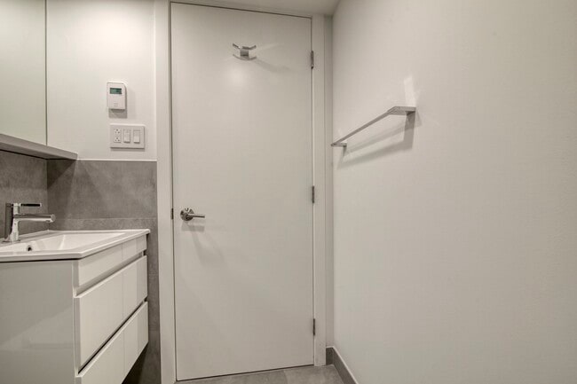 Building Photo - 3460 Rue Peel