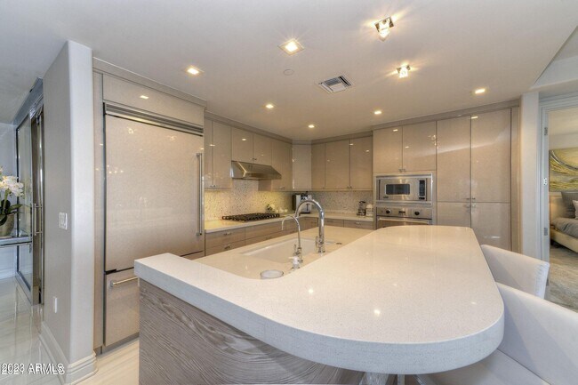 Building Photo - 7181 Camelback Rd