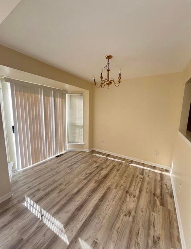 Building Photo - 3112 Village Cir N