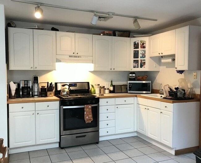 Building Photo - 273 Putnam Ave