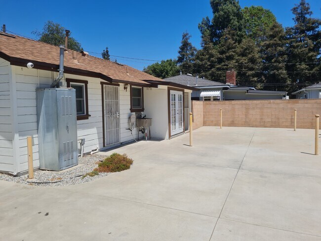 Zona de aparcamiento de la casa delantera - 638 Montana St