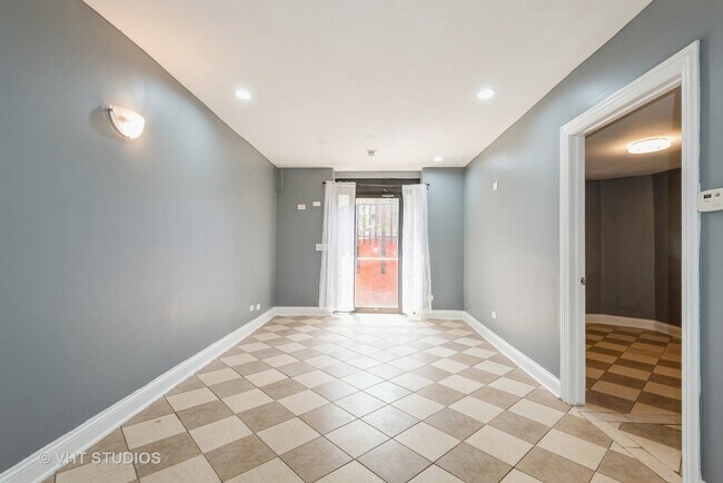 Foto del edificio - 3350 W Division St