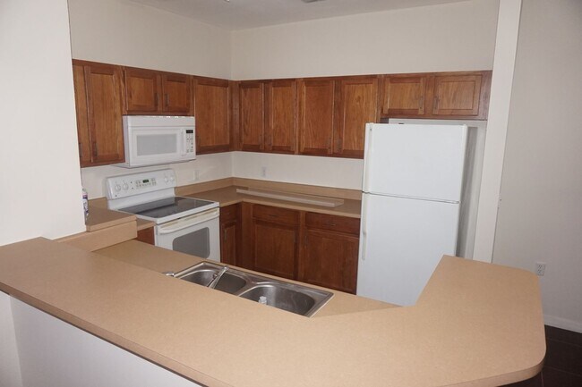 Building Photo - Spacious and Updated 1 Bedroom in Villa Va...