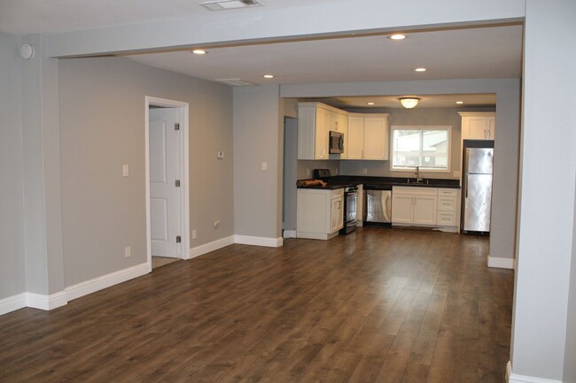 Building Photo - Two Bedroom, One Bathroom Home With Laundr...