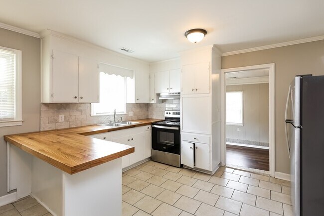 Building Photo - Charming 3 Bedroom Home with Fantastic Bac...