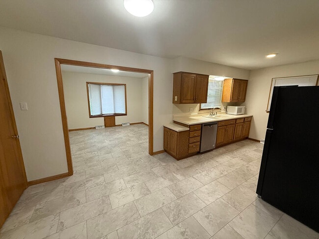 Building Photo - 2102 Woodlea Dr