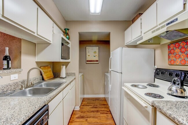 Kitchen - Summerstone Apartments