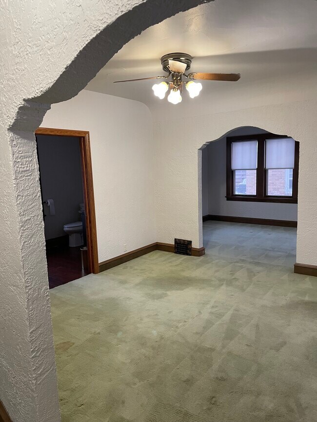 Foto del edificio - 204 E 3rd St