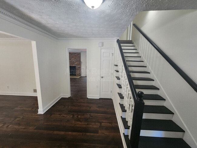 Foto del edificio - 4860 Tremont Dr NE