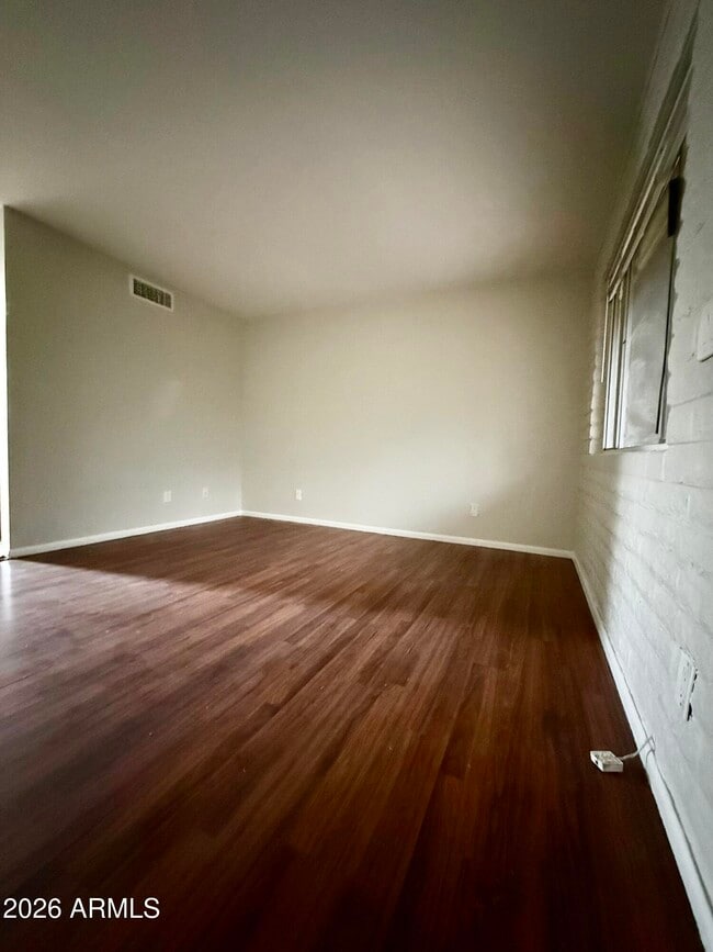 Foto del edificio - 825 E 5th St