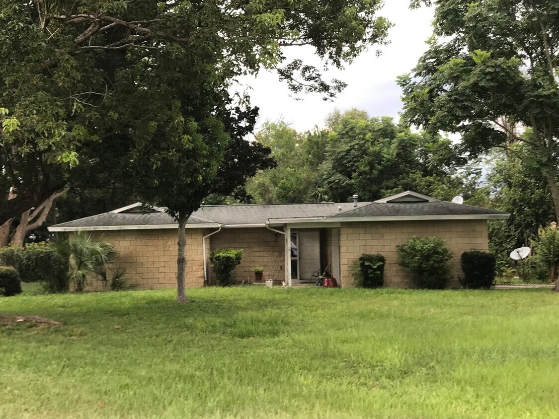 Foto principal - 2/2 Home in Silver Springs Shores