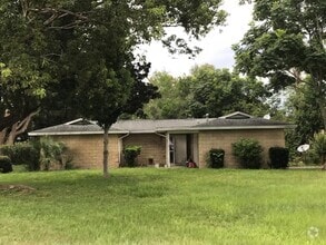 Building Photo - 496 Lake Rd