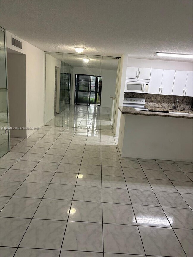 Foto del edificio - 911 NE 199th St