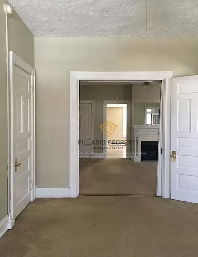 Building Photo - 300-302 S 7th St