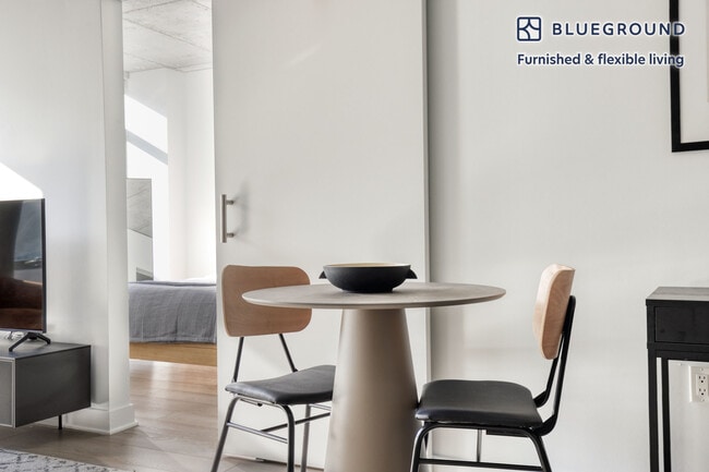 Foto del edificio - 311 W Illinois St