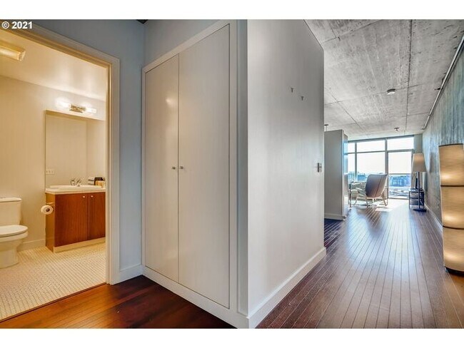 Foto del edificio - Fully Furnished Modern Condo with All Utilities Included in Goose Hollow!