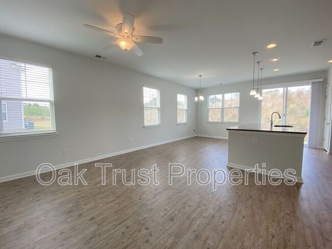 Building Photo - 121 Wild Holly Dr