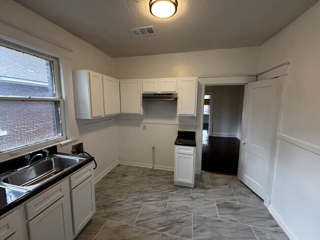 Foto del edificio - 2022 Waverly Ave