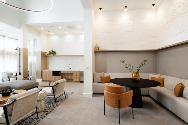 Lounge para residentes con kitchenette y asientos - Avalon Fairway Hills-Meadows