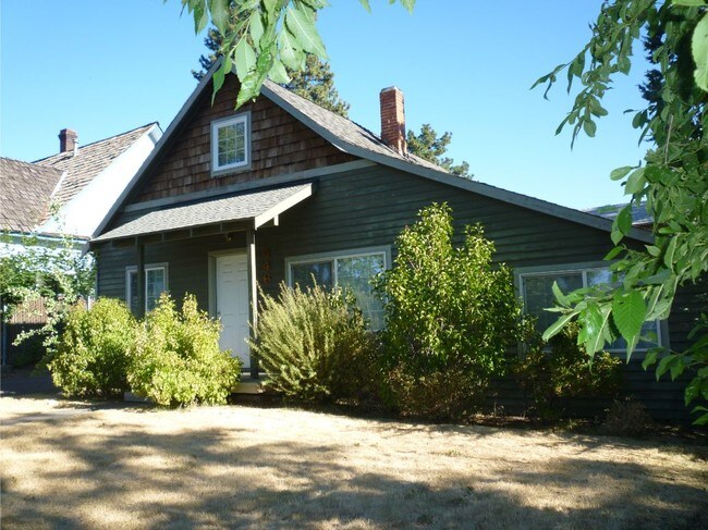 Building Photo - 446 NE Kearney Ave