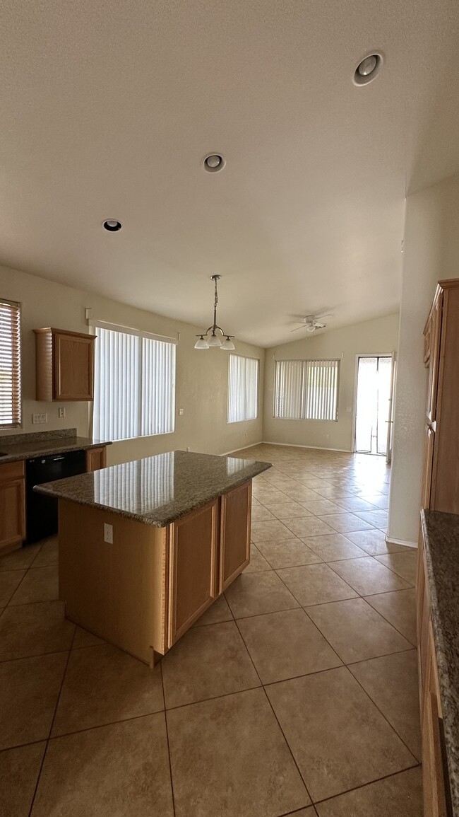 Foto del edificio - Chandler 4 Bedroom Home With Garage