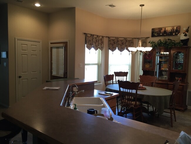 Building Photo - YUMA EAST ESTATES POOL HOME!