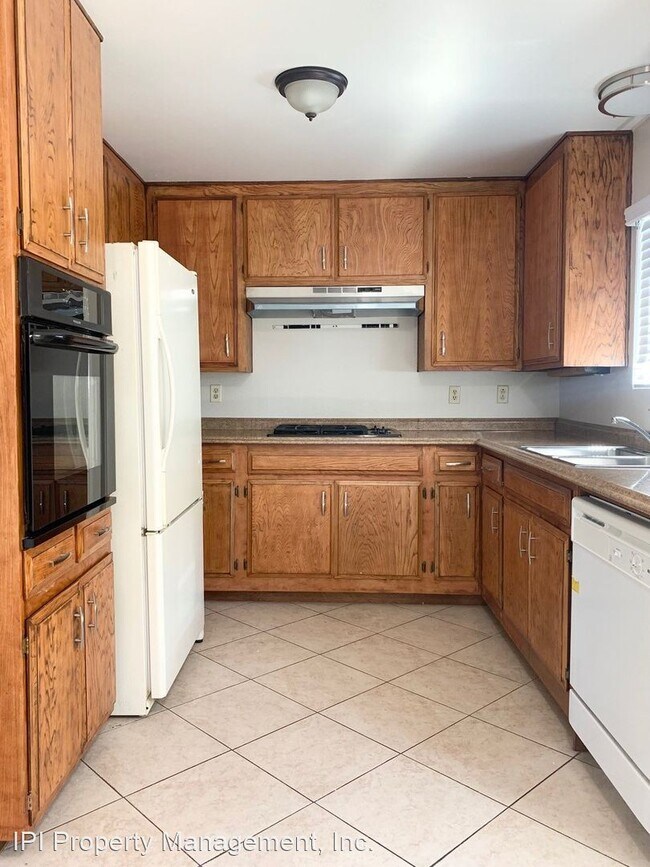 Building Photo - 4 br, 2 bath House - 364 E. Moss Street