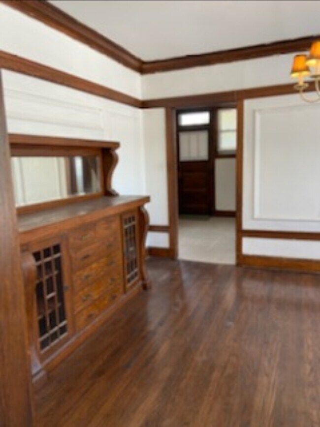 Building Photo - 6528 N Bosworth Ave