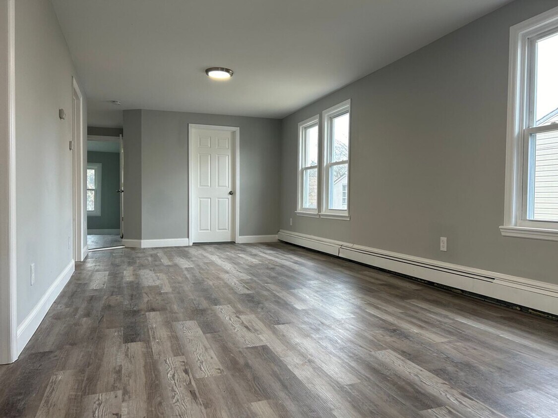 Primary Photo - Newly Renovated 2 Bedroom Home With Baseme...