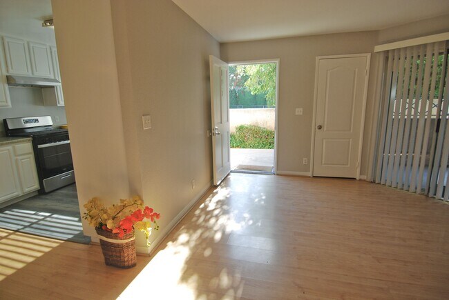 Building Photo - 614 Venice Way