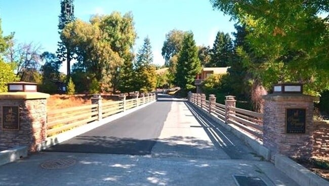 Building Photo - Incredible, Bright 3/2 Townhome in gated A...