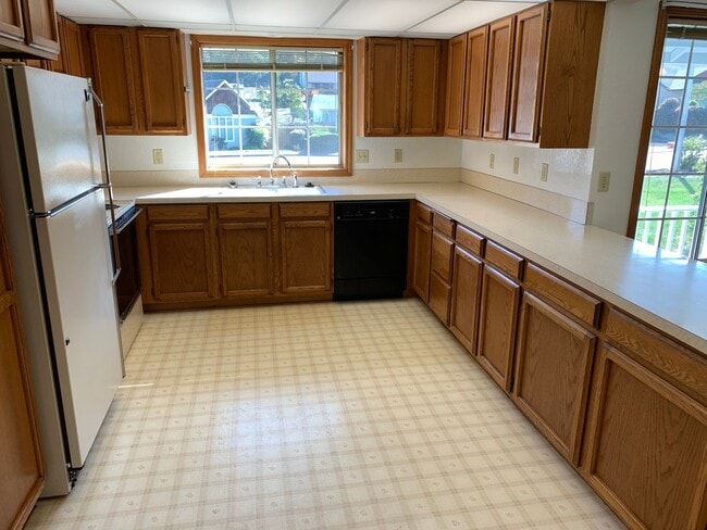 Building Photo - Large 2 Bedroom Hucrest Home!