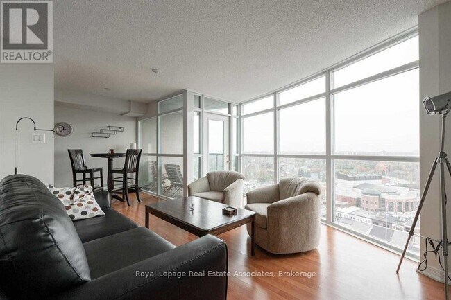 Photo du bâtiment - 9 George St N