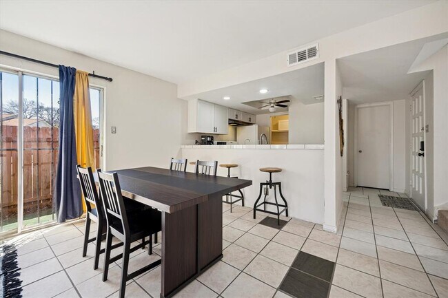 Foto del edificio - 4814 Misty Slope Ln