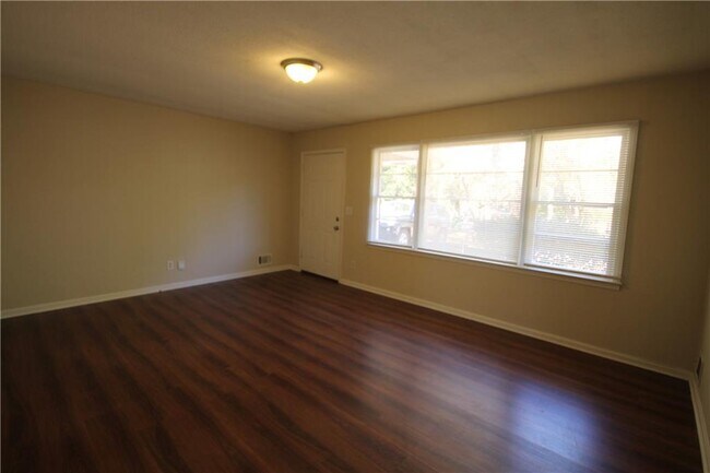 Foto del edificio - 3661 Pinehill Cir