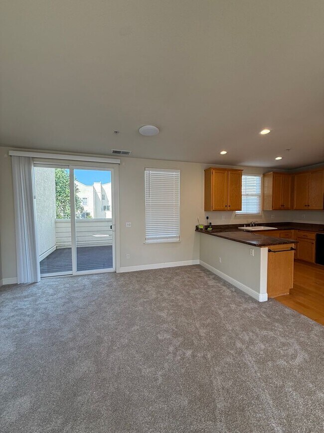 Foto del edificio - 2 bedroom 2.5 Bathroom Windsor Town Green Condo with carpet and A/C