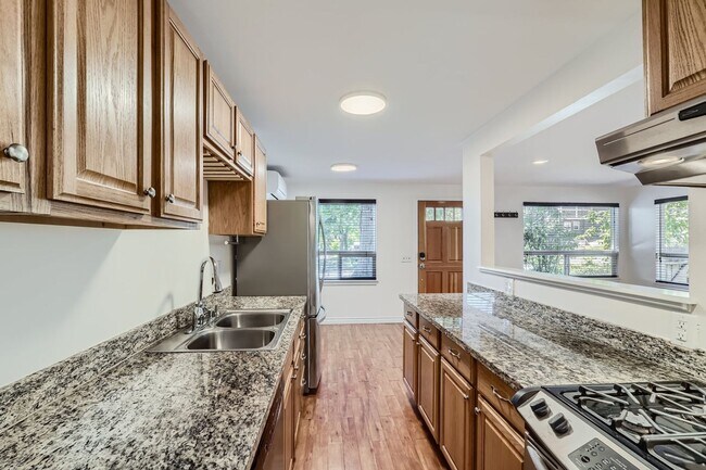 Building Photo - Charming one-level cottage in Madison Valley!