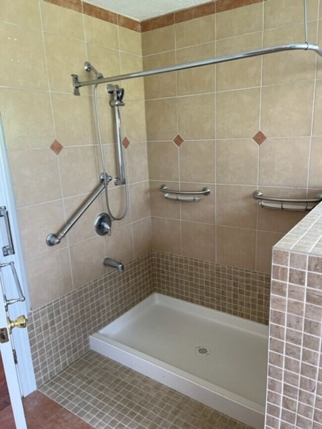 Foto del edificio - AVAILABLE NOW! Open house 10/20/2025 from ...