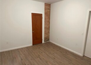 Building Photo - 48 Cowing St